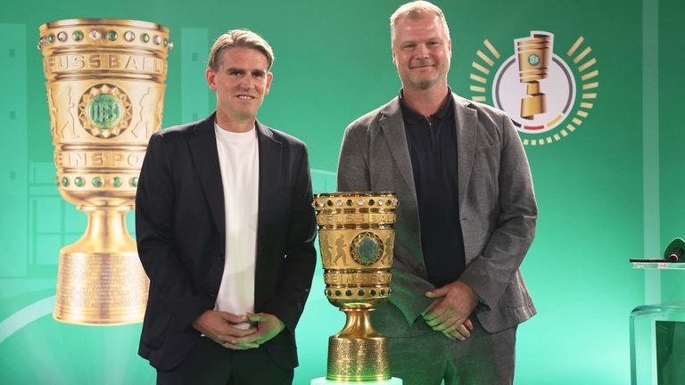 Bayerns Sportdirektor Christoph Freund und Stuttgarts Sportvorstand Fabian Wohlgemuth beim "Cup Handover" in Berlin.