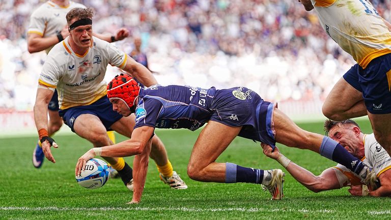 Louis Bielle-Biarrey desviou dentro da defesa do Leinster para marcar o terceiro do Bordeaux