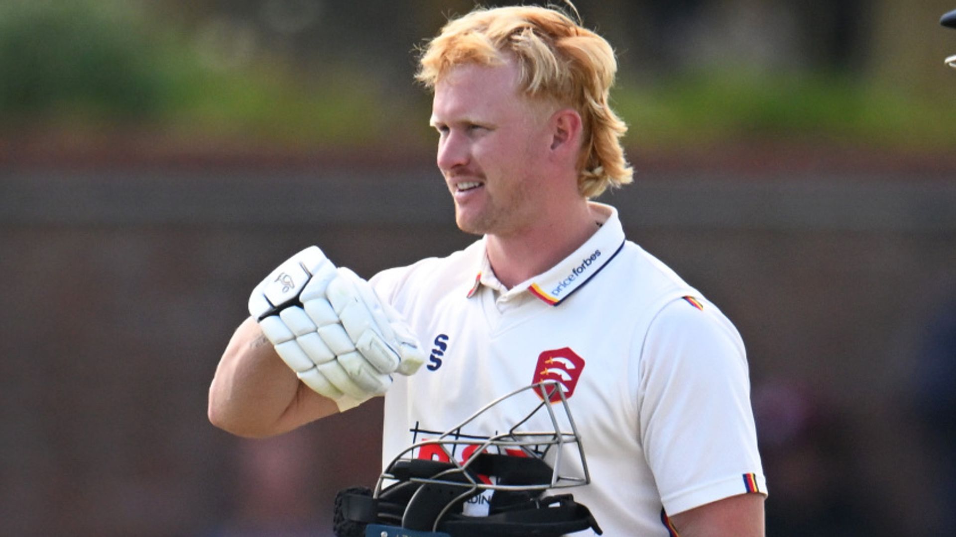 Cox completes double ton as Essex dominate