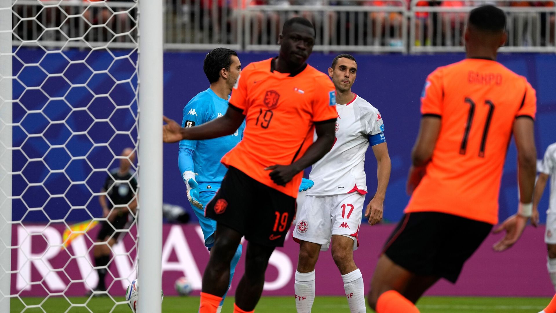 Netherlands double lead over Tunisia early on with Japan-Sweden level LIVE!