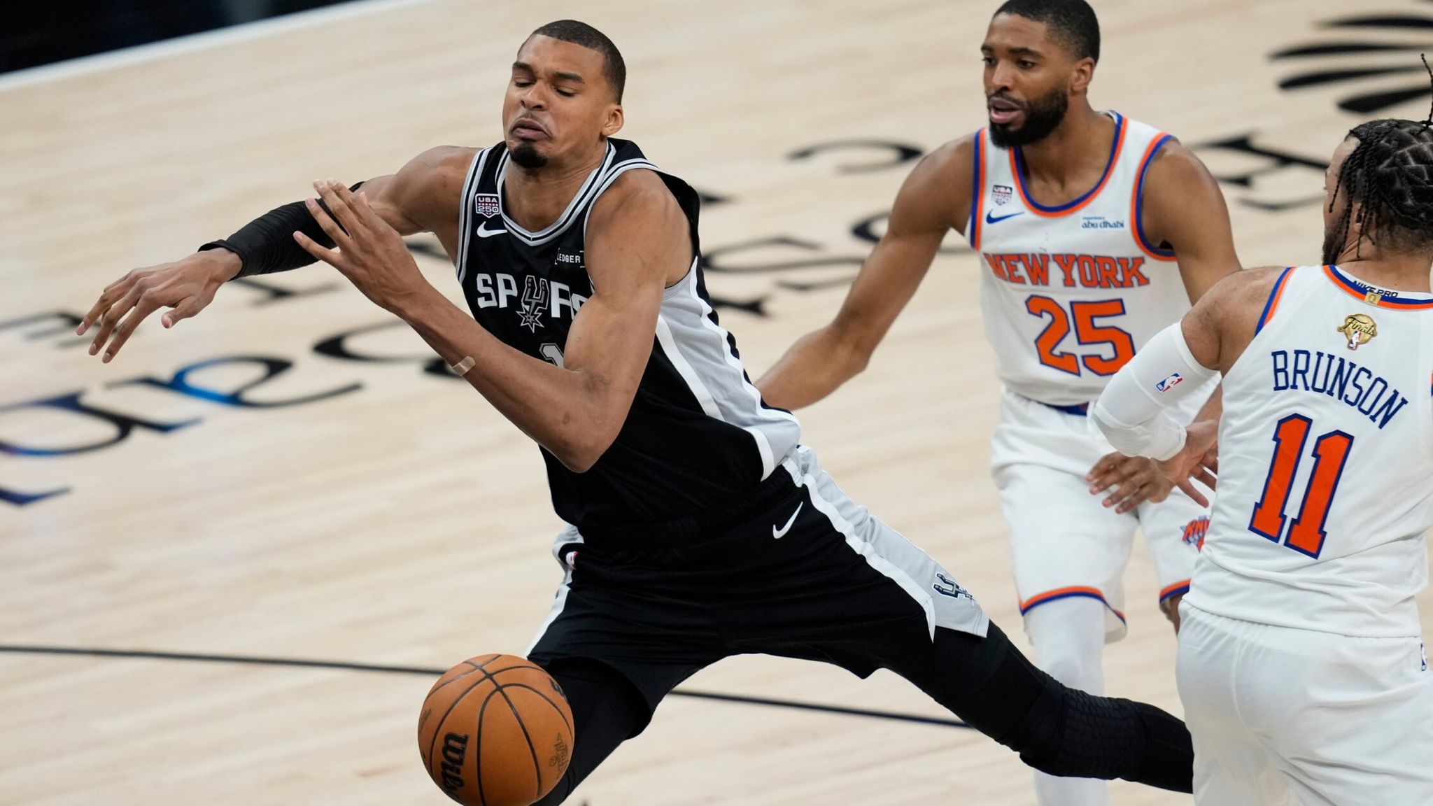 NBA Finals: Jalen Brunson stars as New York Knicks beat San Antonio Spurs in Game 1 | Basketball News | Sky Sports