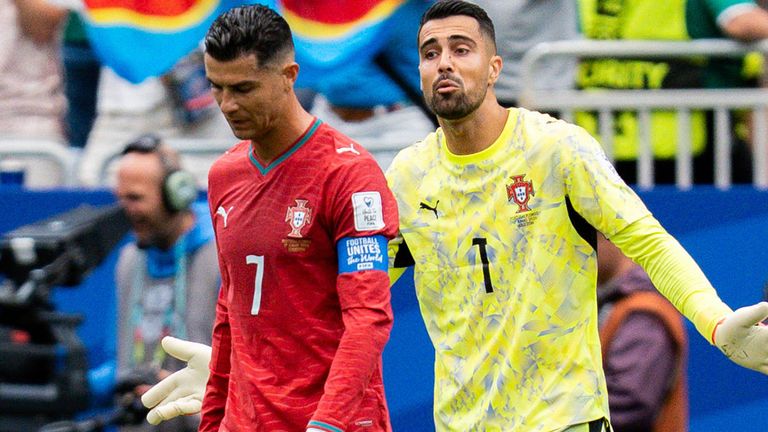 Cristiano Ronaldo (l.) und Portugal patzten beim WM-Auftakt gegen DR Kongo.
