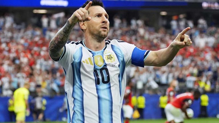 Lionel Messi bejubelt einen seiner beiden Treffer gegen Österreich.