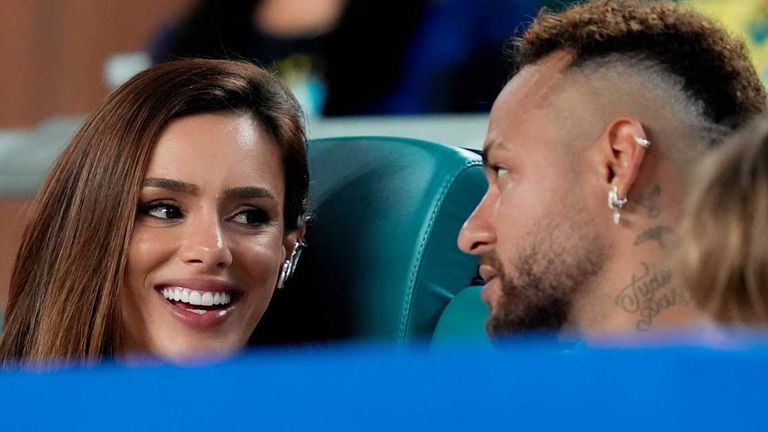 Neymar und Bruna Biancardi freuen sich gemeinsam nach dem Spiel gegen Schottland.