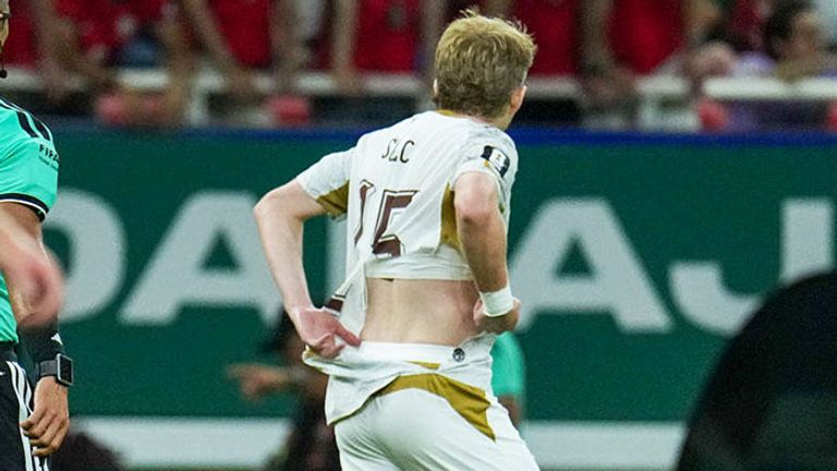 Auch das Trikot von Tschechien-Star Pavel Sulc konnte dem Zupfer des Gegenspielers nicht standhalten.