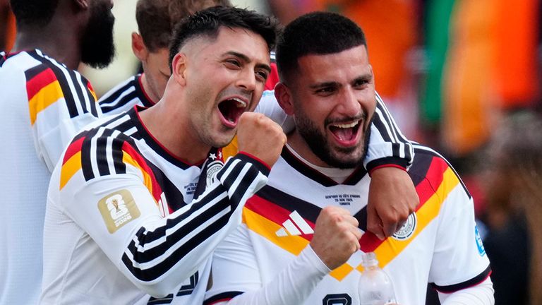Deniz Undav (r.) jubelt gemeinsam mit DFB-Teamkollege Nadiem Amiri.