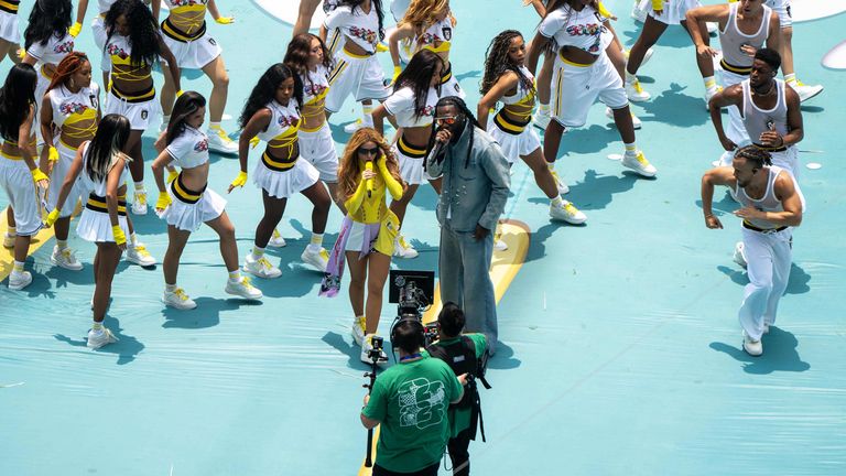 Shakira und Burna Boy heizen das Stadion in Mexiko-City ein.