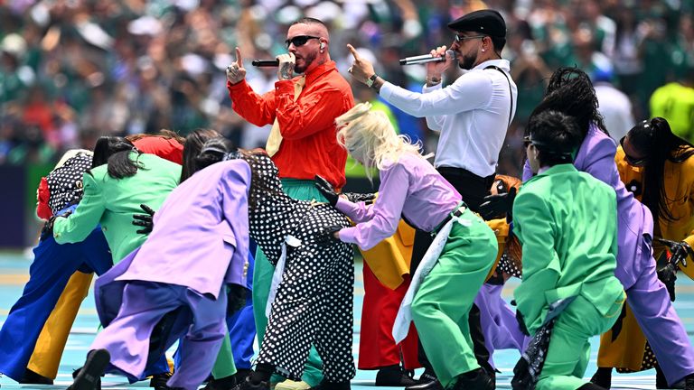 Auch J Balvin tritt bei der Eröffnungsfeier auf und macht Stimmung.