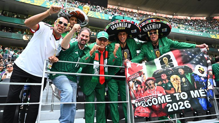  Fans aus Mexiko machen Stimmung vor dem Spiel.