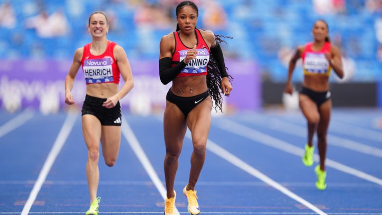 Amber Anning won the 400m after Hodgkinson's withdrawal