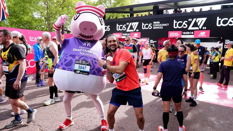 Daddy Pig (à esquerda) e Joe Wicks na Maratona de Londres.