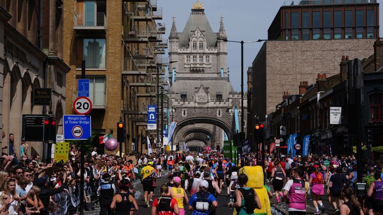 Corredores se aproximam da Tower Bridge durante a Maratona de Londres TCS de 2026