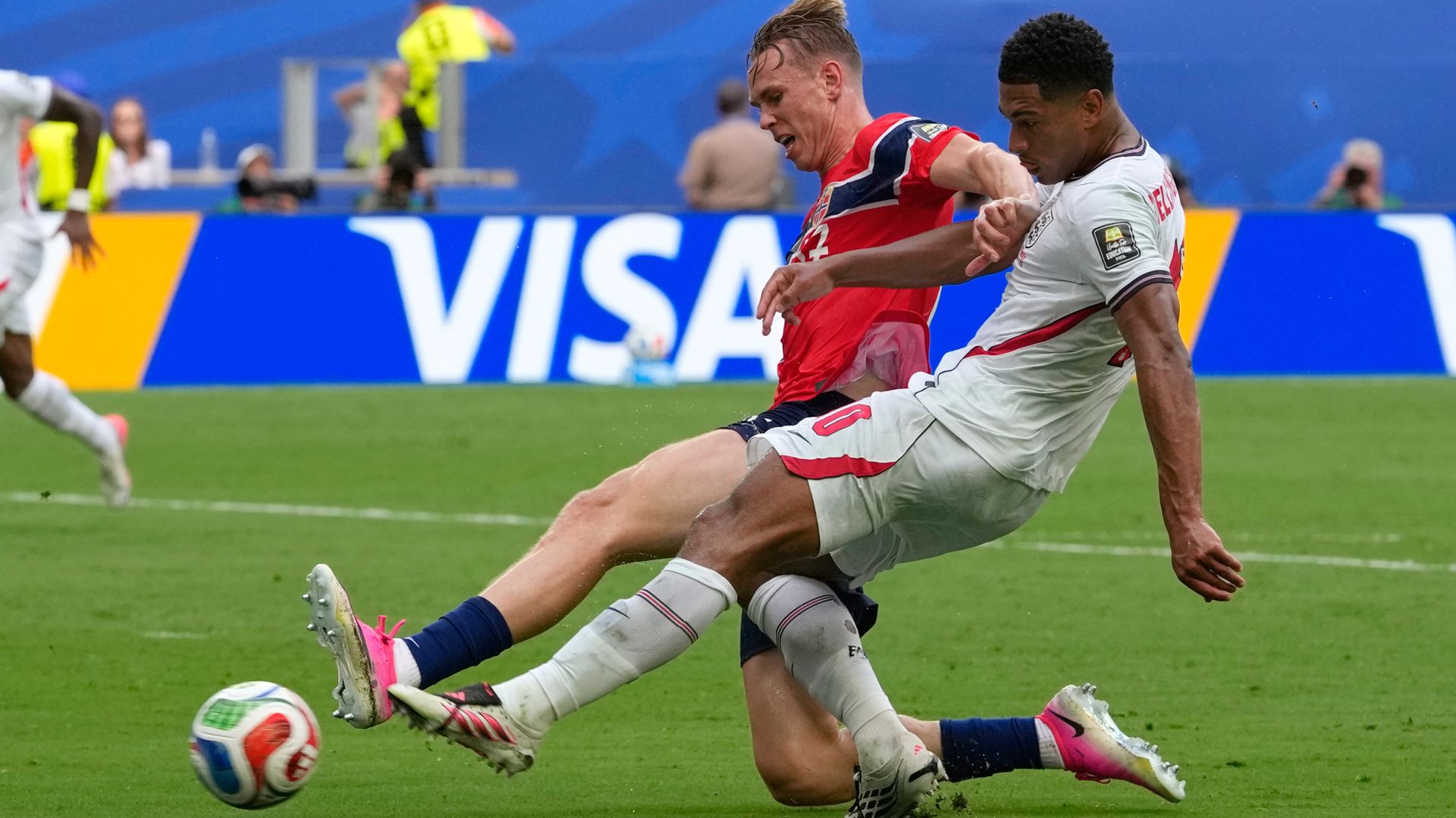 Bellingham to the rescue! England level with Norway LIVE!