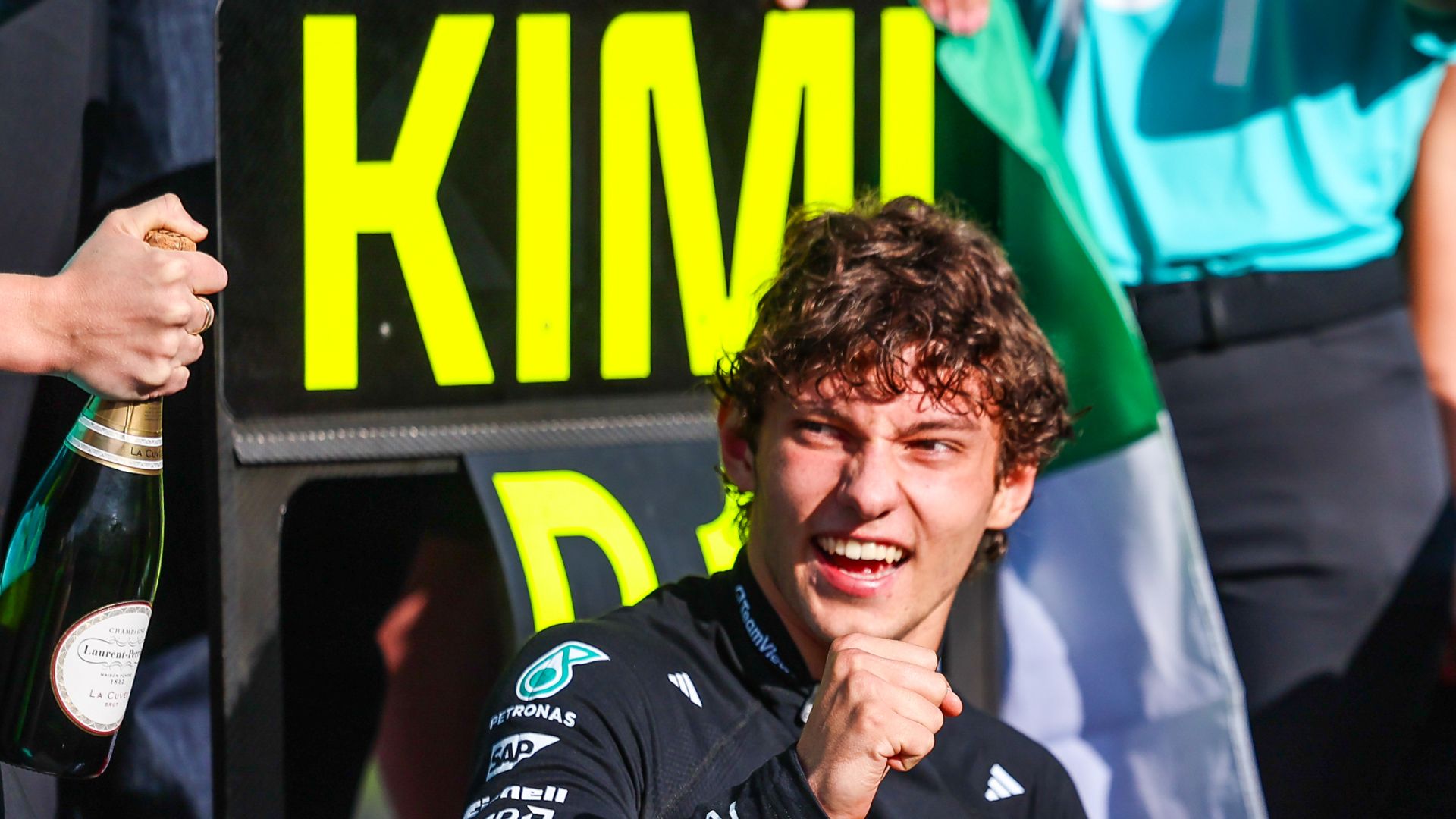 Antonelli rok temu był na dnie — dziś prowadzi w F1