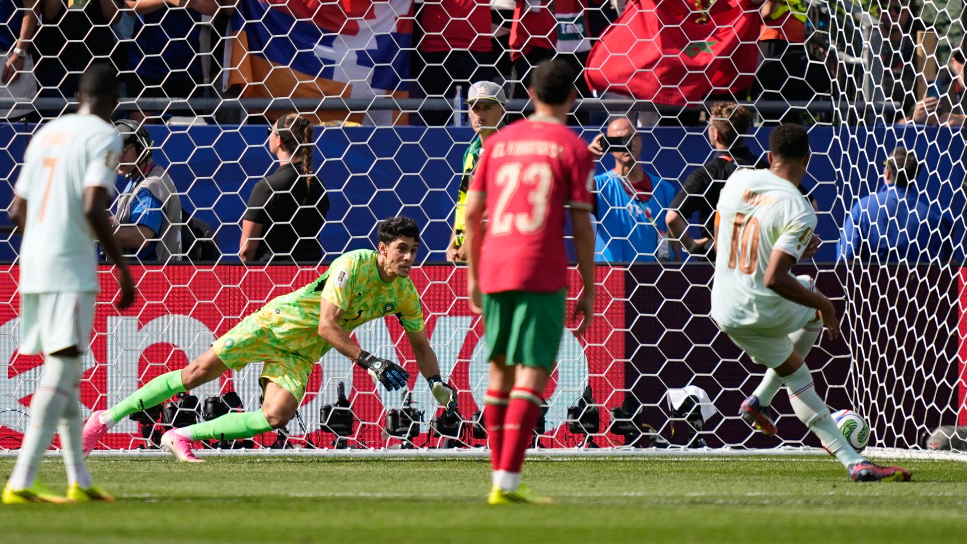 ANOTHER PENALTY SAVE! Mbappe denied from the spot by Bono LIVE!