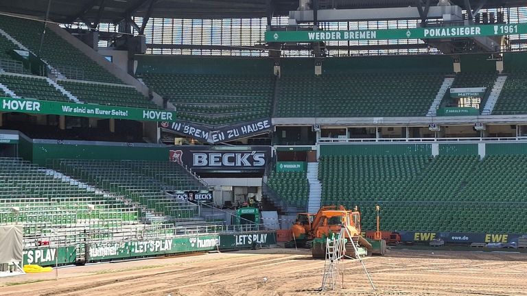 Im Weserstadion ist eine Tribüne eingestürzt.