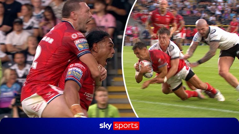 Tom Amone e Arthur Mourgue, do Hull KR, marcam um try cada um para empatar seu time no intervalo