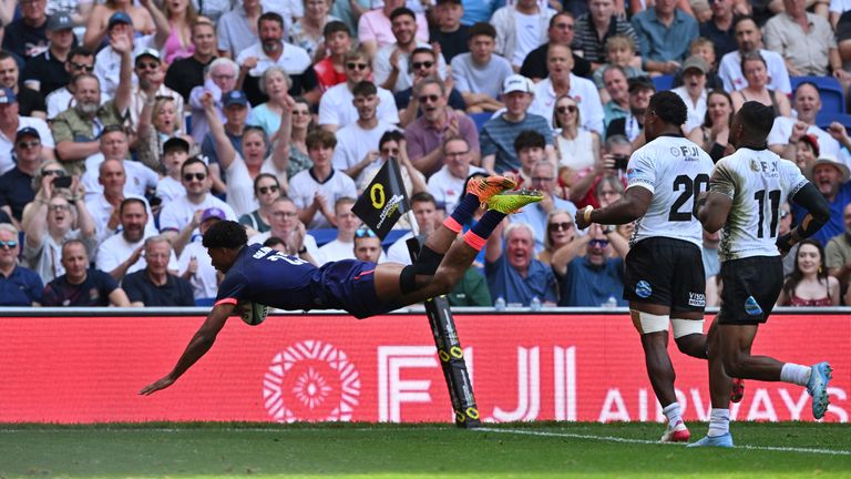 England's 19-year-old debutant wing Noah Caluori fived over for a try in the second half 