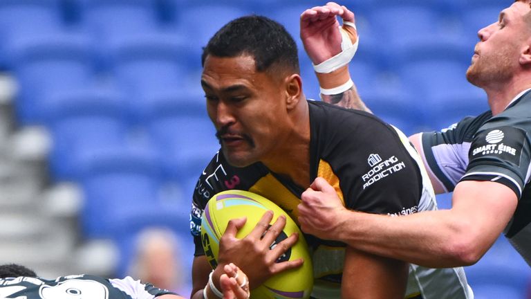 Toa Mata'afa, de York, atravessa a defesa do Huddersfield 