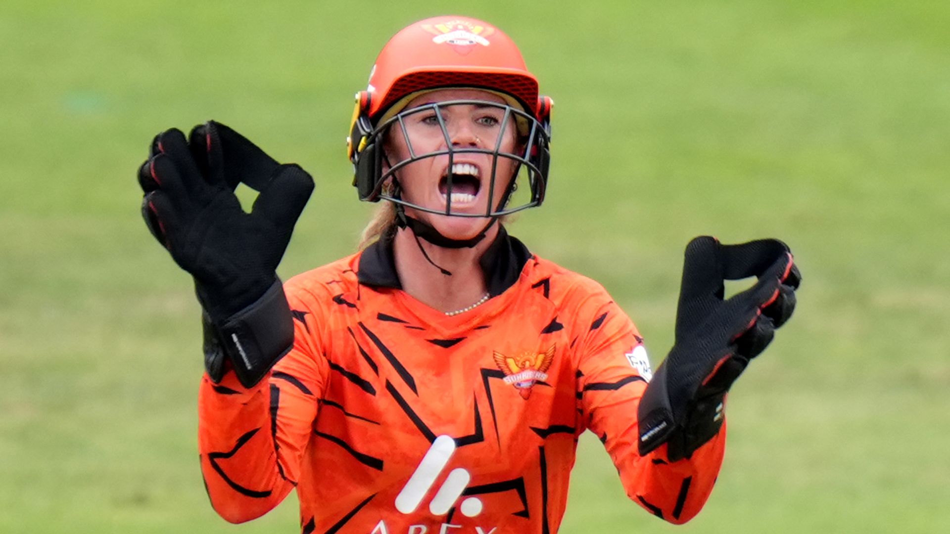 The Hundred eliminators LIVE! SunRisers bowl vs Brave in women's match