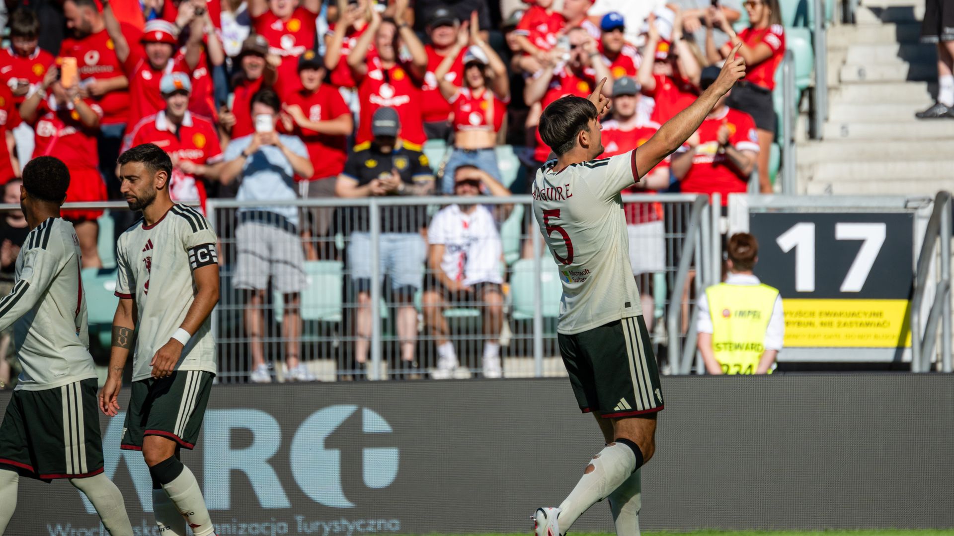 Maguire heads Man Utd in front early against AC Milan LIVE!