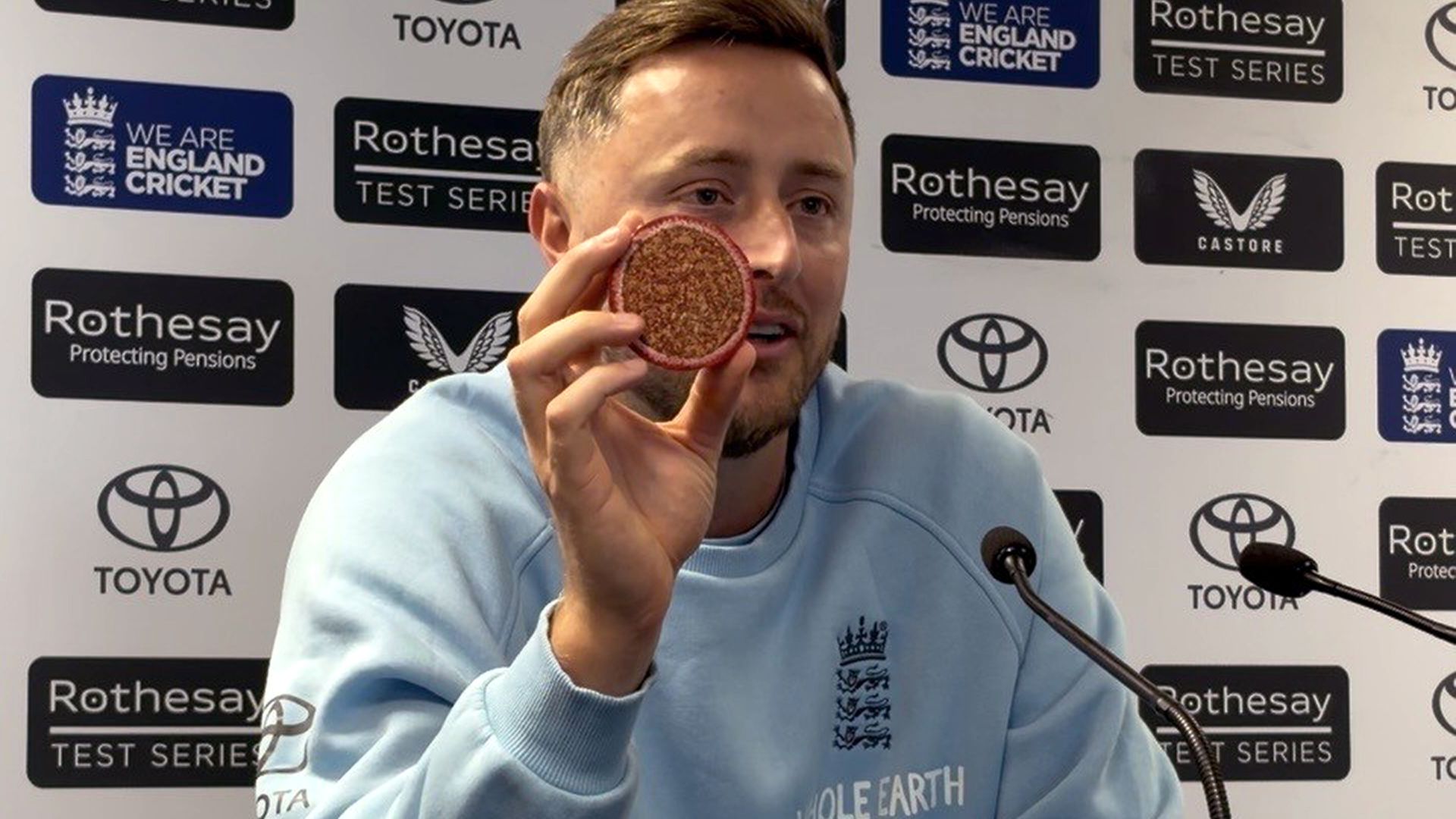 'Exceptional' Robinson hailed as he and Tongue cut match ball in half