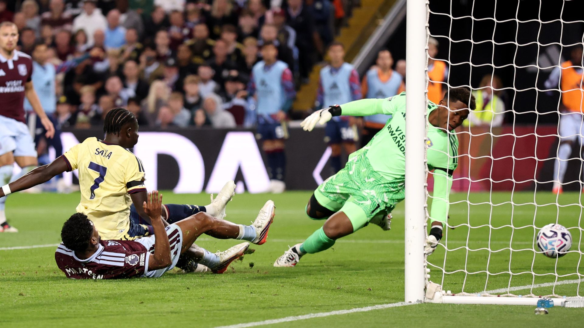 Penalty appeals rejected after Saka scores opener for Arsenal LIVE!