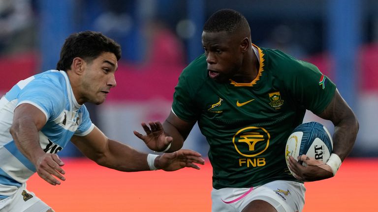 Aphelele Fassi runs with the ball 