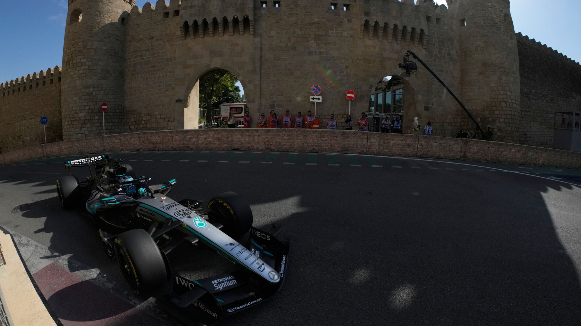 Azerbaijan GP: Russell builds lead as Piastri holds up Red Bulls LIVE!