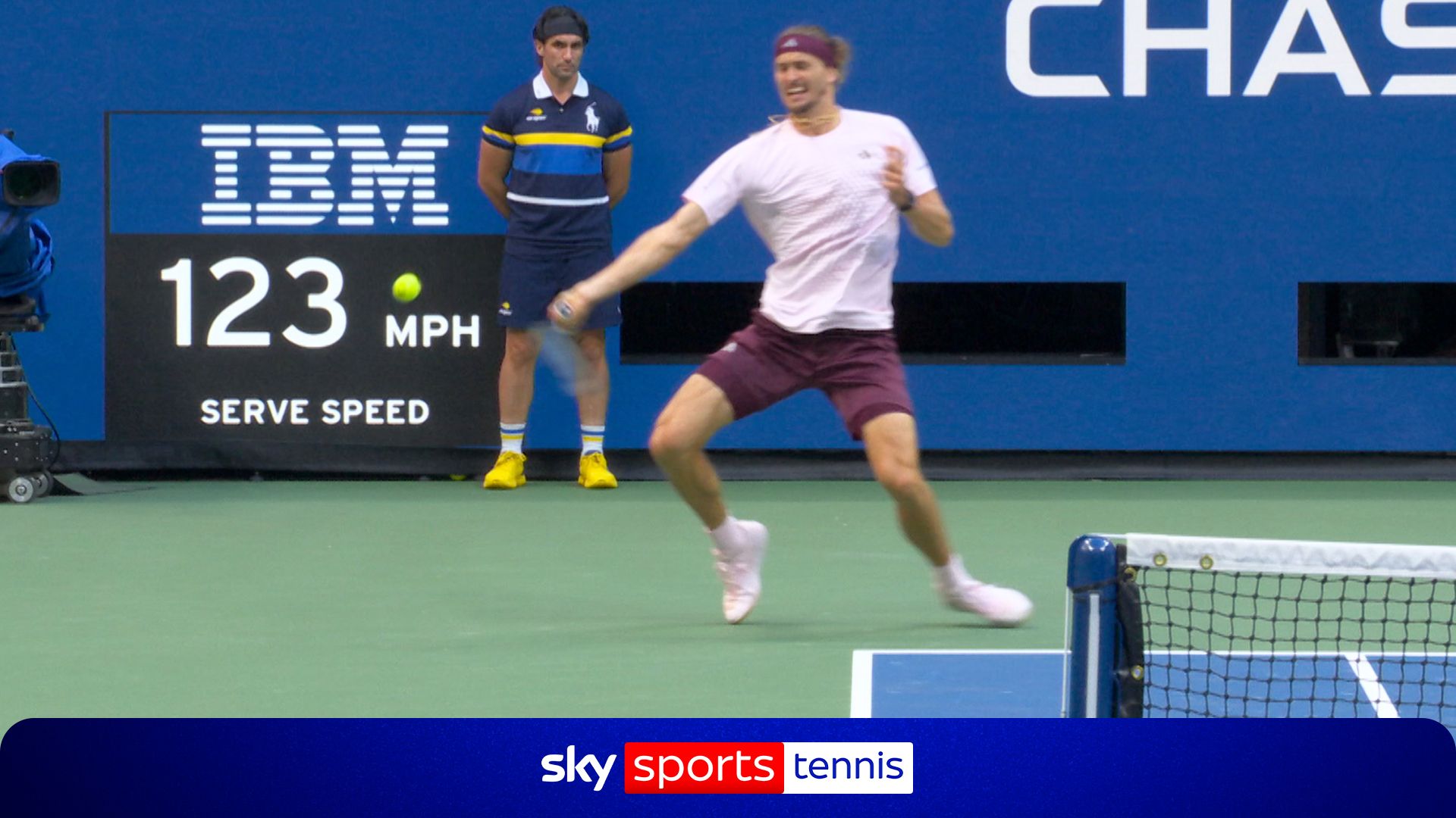Zverev goes around the net and finds the winner in tie-break!