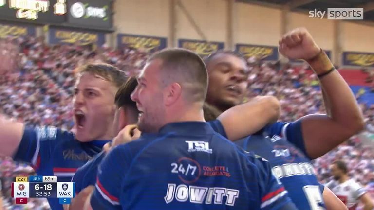 Wakefield took advantage of a very costly yellow card for Adam Keighran, running in three tries 