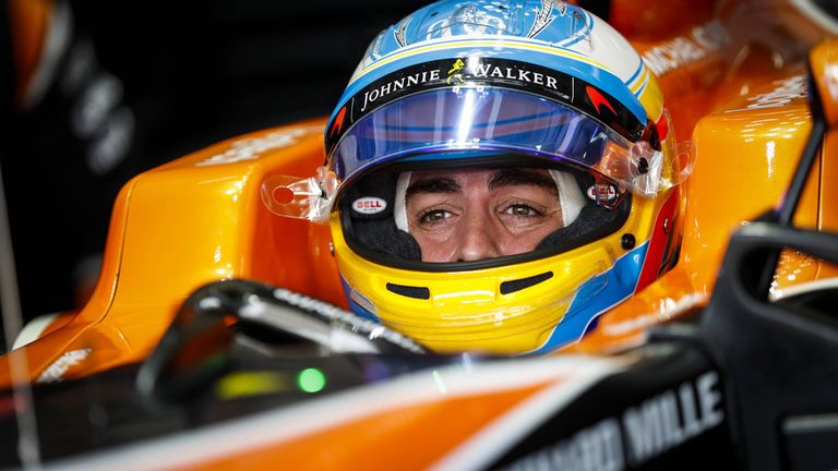 Na, erkennst Du ihn? Unter diesem Helm "versteckt" sich Routinier und Dauerbrenner Fernando Alonso, der 2017 in Malaysia für McLaren an den Start geht. Damals ist der Spanier noch blutjunge 36 Jahre alt. 