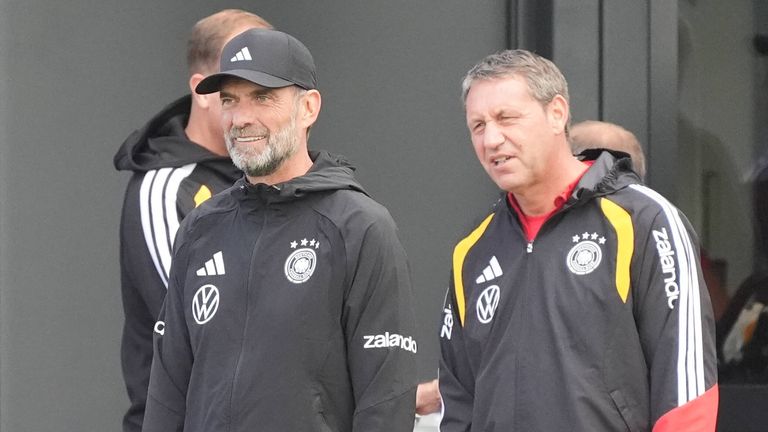 Jürgen Klopp verfolgt mit Co-Trainer Peter Krawietz das Geschehen auf dem Trainingsplatz.