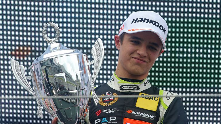 Mit noch nicht einmal 18 Jahren krönt sich Lando Norris im Jahr 2017 zum F3-Europameister. Im gleichen Jahr darf er bereits erste F1-Tests absolvieren. Ab 2019 folgt dann der feste Schritt in die Formel 1, wo er seit seinem Debüt stets für McLaren am Steuer sitzt.