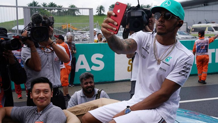 Lewis Hamilton wird hinter Max Verstappen Zweiter beim Malaysia-GP 2017. Zu diesem Zeitpunkt hat der mittlerweile Rekordchampion (7x / ebenso viele wie Michael Schumacher) erst drei WM-Titel in seiner Vita. 