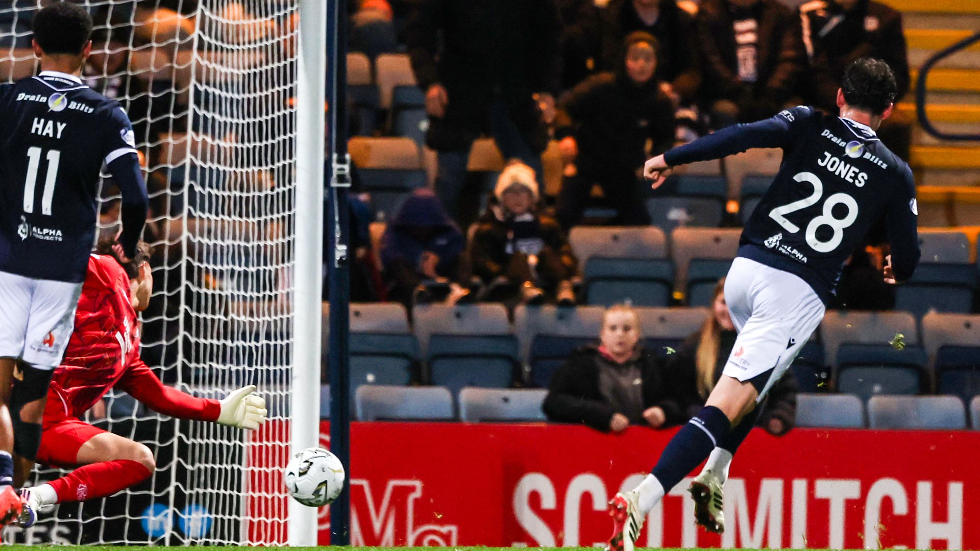 Jones Dundee'ye puan kazandırınca Rangers zirveye çıkma şansını kaçırdı