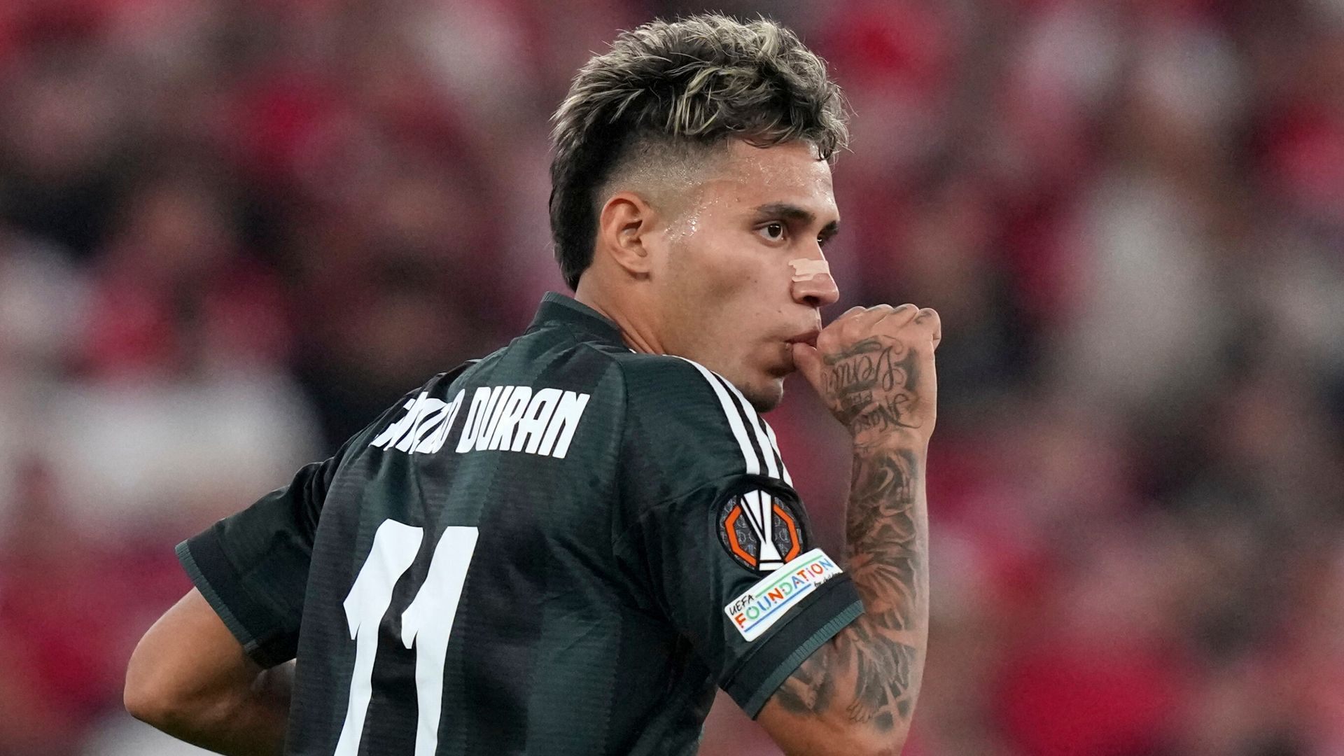 Europa League LIVE! Celtic pull goal back; Brighton and Bournemouth lead