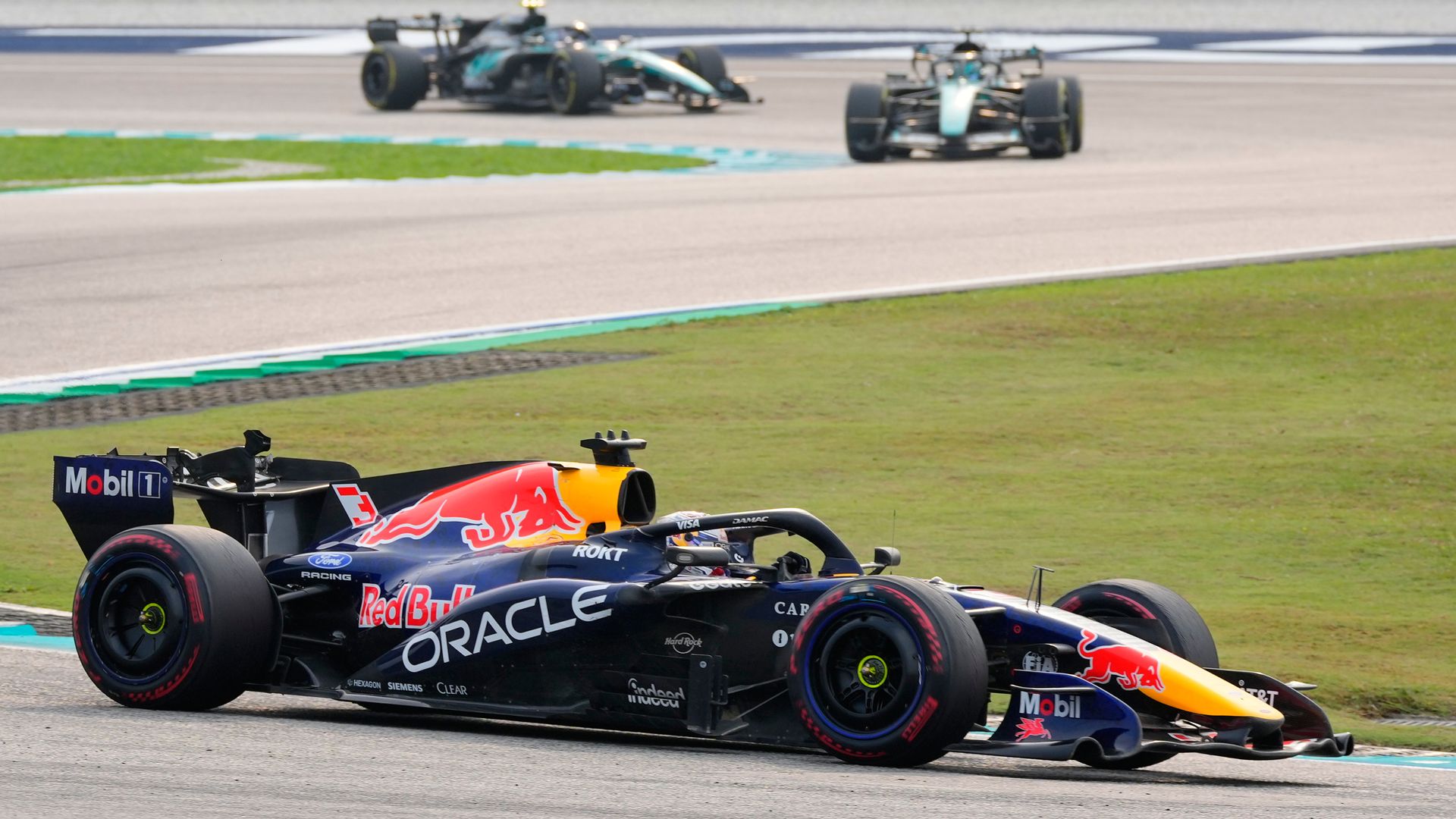 Bahrain GP: Verstappen leads Antonelli with Hamilton fighting back LIVE!