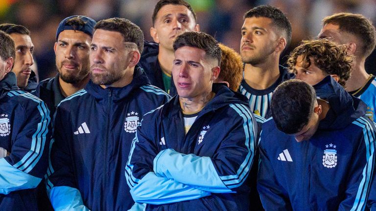 Teamkollegen wie Enzo Fernandez von Manchester City (M.) können dabei ihre Tränen nicht zurückhalten. 