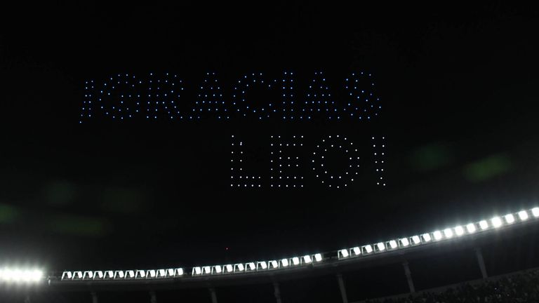 Bei der Drohnenshow nach Spielende sind überdimensional gross die Worte 'Gracias Leo' am Himmel zu sehen. 