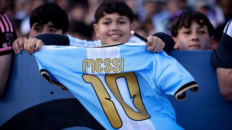 Das Trikot von Messi mit der legendären Nummer 10 ist allgegenwärtig - wie hier bei diesem jungen Fan. 