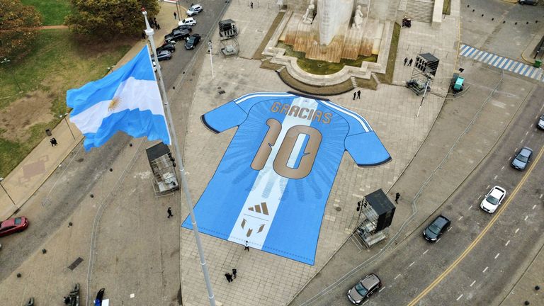 Lionel Messi bestreitet sein letztes Spiel für Argentinien. Bereits tagsüber ist ein gewaltiges Trikot in Buenos Aires zu sehen. 